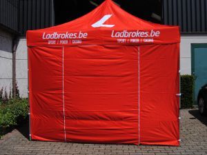 tent met gesloten deur