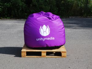 Un cousin XXL avec votre marque crée un espace de détente et d’échange avec les visiteurs.